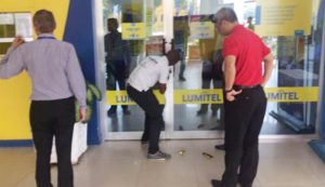 Lumitel representatives brought technicians to forcibly open the closed doors at the sales offices in Bujumbura city