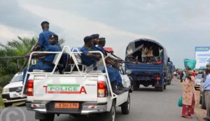 Expelled Burundians in trucks escorted by the police 