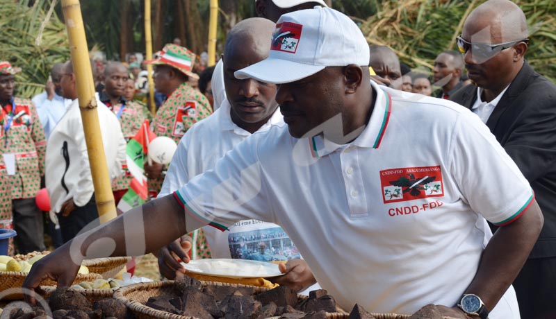 Pierre Nkurunziza bouffe du du maquis