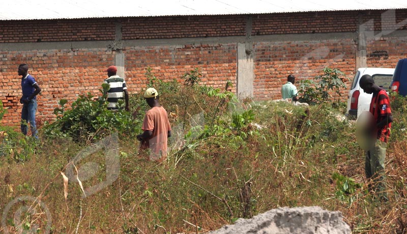 Man urinating in public place, in Bujumbura 