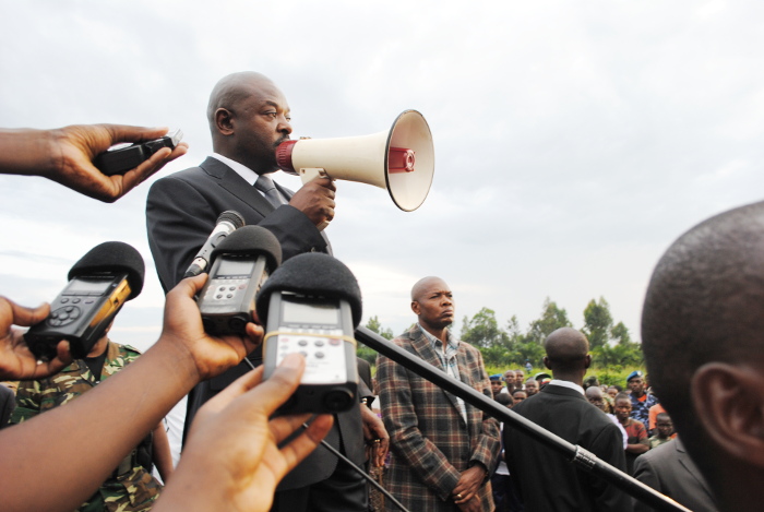 Dans la courte allocution faite après l'inhumation, le président Nkurunziza a appelé tous les Burundais à soutenir les victimes des inondations de ce 9 février 2014 ©Iwacu