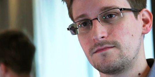 Edward J. Snowden (30 ans) par qui le scandale des écoutes américaines provient