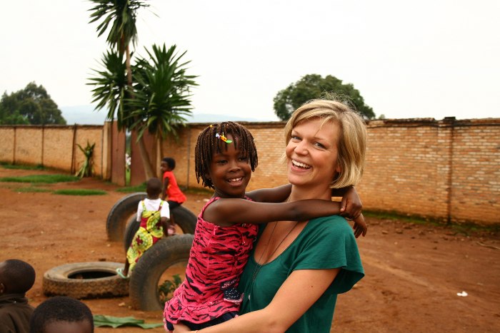 Luisa Wawrzinek with Burundian kids ©Iwacu