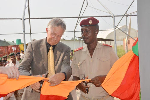L’ambassadeur Jolke Oppewal et le chef d’Etat-major général adjoint Fabien Nzisabira coupent le ruban  ©Iwacu
