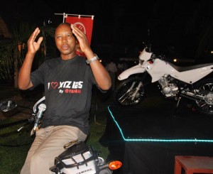 Serges Ndarugirire : « Nous offrons à nos clients plusieurs services après vente. Nous dispensons aussi des cours de conduite de moto » ©Iwacu