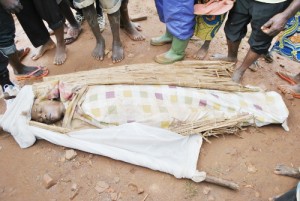 Un des cadavres d’une jeune fille trouvé dans les buissons le long de RN1©CSU/Iwacu