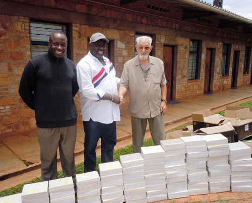 Antoine Kaburahe avec Bernard Lesay dans la cour du couvent avec les livres et cahiers ©Iwacu