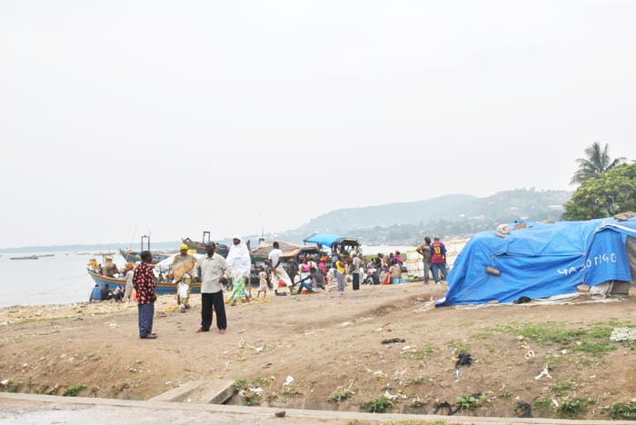 Au port de Rumonge, des Burundais attendent des bateaux en destination d’Ubwari ©Iwacu