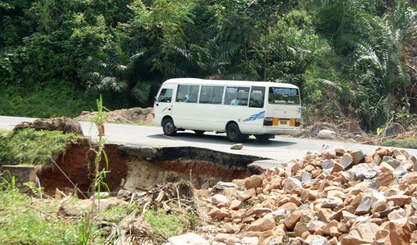 Un bus de transport en commun sur une chaussée délabrée ©Iwacu