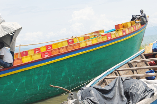 Des bateaux remplis des produits Brarudi  exportés vers la Tanzanie et la R.D.C  à partir du port de Rumonge ©Iwacu
