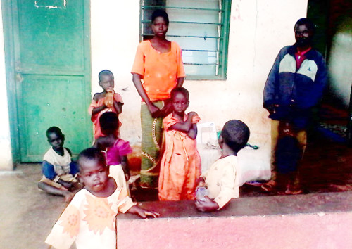 Edouard Miburo avec quelques uns de ses enfants devant le commissariat de police ©Iwacu