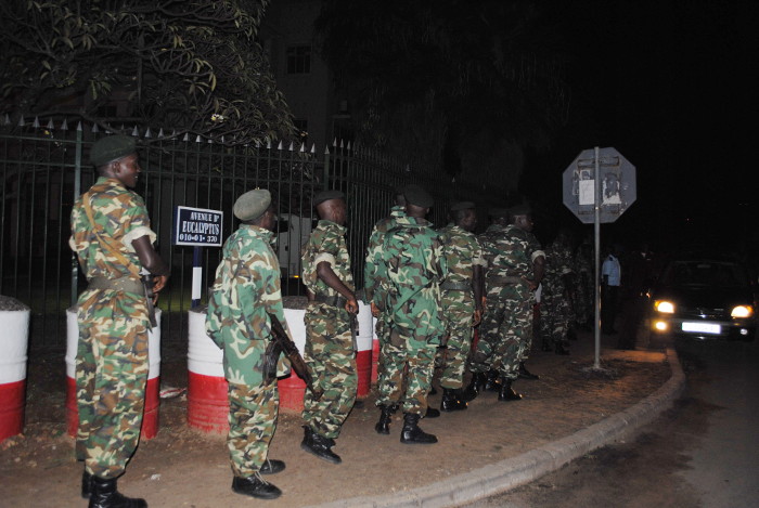 Pour éviter tout débordement, l’armée a été déployée tout autour du bâtiment … ©Iwacu