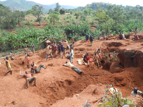 Les orpailleurs en train de chercher de l'or, pour certains, d'autres au repos ©Iwacu