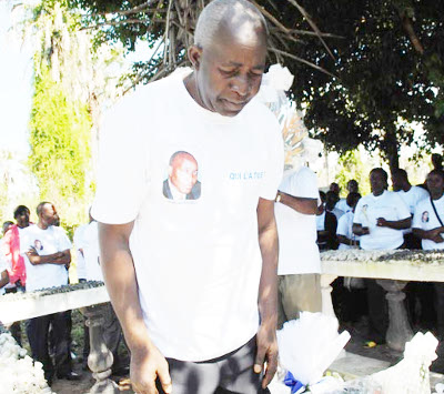 Pierre Claver Mbonimpa, président de l’Aprodh se recueille devant la tombe d’Ernest Manirumva, à Mpanda ©Iwacu