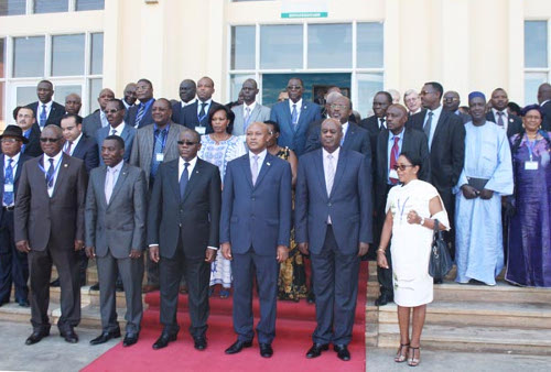 Photo de famille devant l’hémicycle de Kigobe. Au premier plan, le premier vice-président et le président de l’Assemblée Nationale ©Iwacu