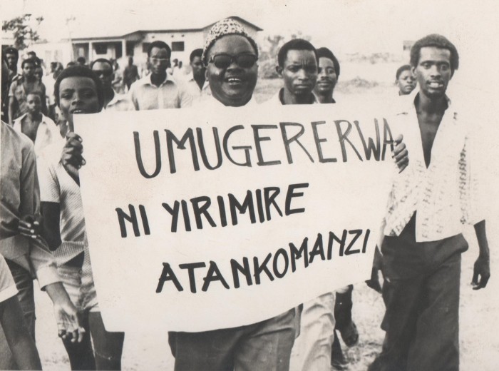 Manifestation spontanée après  l'annonce de la mesure de  suppression du système de  servage dit Ubugererwa, une des  mesures du régime Bagaza 