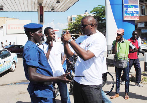Vive discussion entre Alexandre Niyungeko et un chef des policiers venus interdire la marche ©Iwacu
