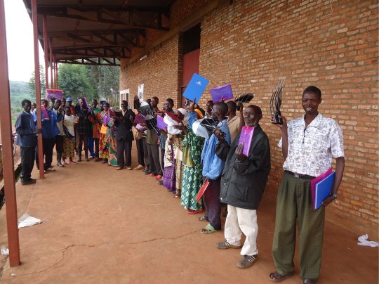 Quelques bénéficiaires de Kahawatu après la réception du matériel agricole.