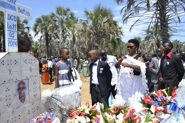 La veuve et ses deux enfants à la fin des funérailles ©Iwacu
