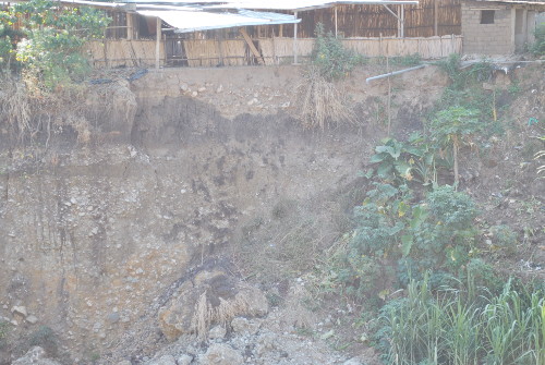 En bas du pont sur la 12ème avenue qui sépare la commune de Musaga et celle de Kanyosha, un bar est sur le point de s’écrouler... ©Iwacu