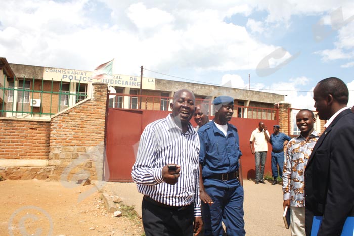 Tout sourire, M. Mbonimpa sort de l’interrogatoire accompagné de Gabriel Rufyiri et de Me Armel Niyongere