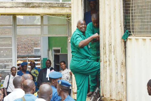 A grands efforts, le sexagénaire monte dans le camion qui le ramène à la prison de Mpimba après l’audience à huis clos de ce jeudi 5 juin ©Iwacu