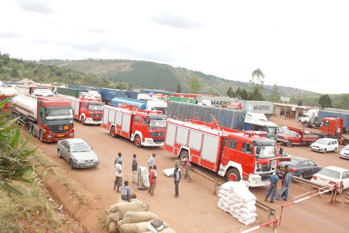 Cortège de camions made in China au poste frontalier de Kobero (Muyinga) ©Iwacu