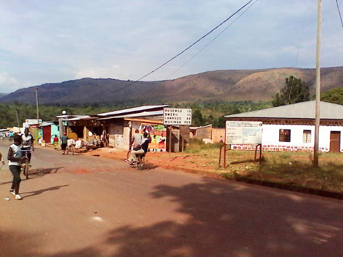 Des kiosques se trouvant sur la route Ruyigi-Cankuzo à côté du Tribunal de Résidence ©Iwacu