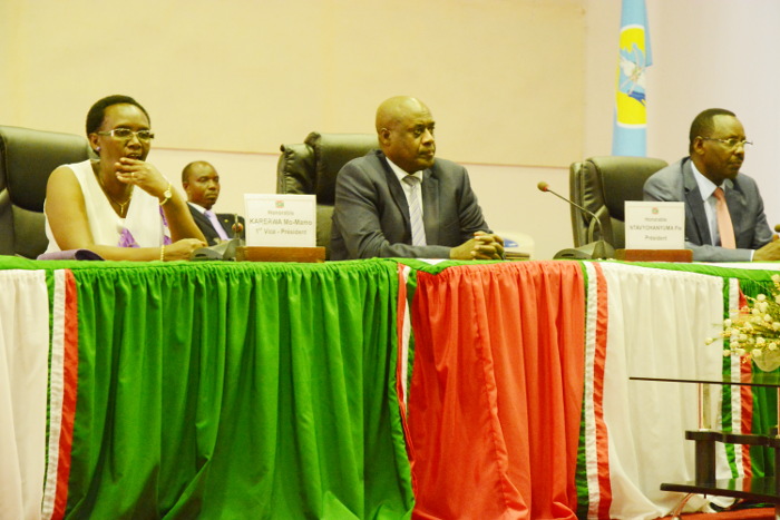 Le bureau de l’Assemblée nationale. De gauche à droite : députés Mo-Mamo Karegwa (1ère vice-présidente, Cndd-Fdd), Pie Ntavyohanyuma (Cndd-Fdd) et François Kabura (2ème vice-président, Uprona) ©Iwacu