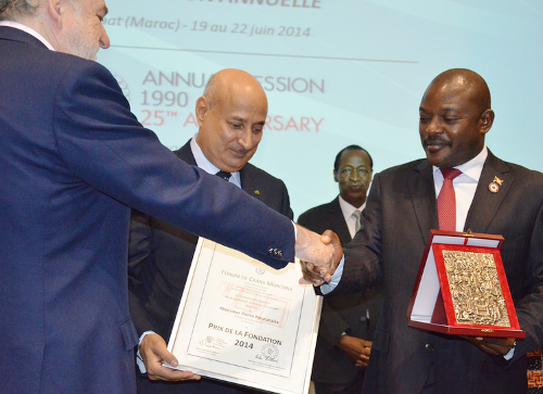 Le président Pierre Nkurunziza recevant le prix ce 21 juin ©BdiPresidence