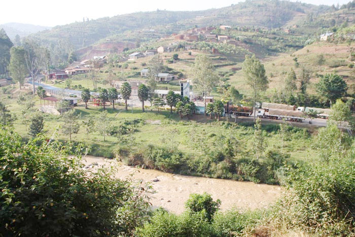 Au-delà de la Kanyaru, les bureaux de la douane rwandaise ©Iwacu