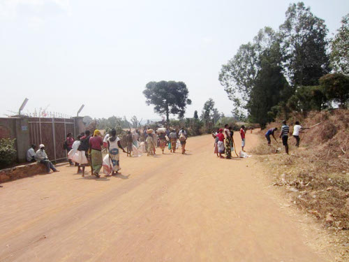 Ces jeunes en train de travailler tout près de l’Ecole primaire Officiel ©Iwacu