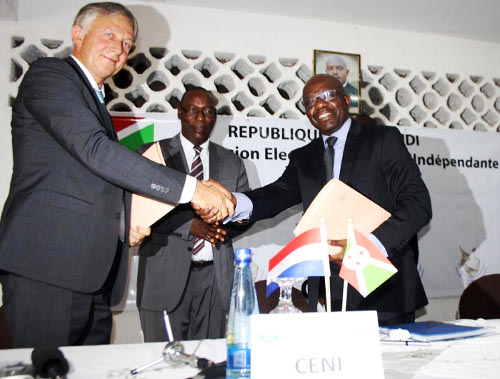 De gauche à droite : l’Ambassadeur des Pays-Bas, le president de la CENI et le Coordinateur du Système des Nations unies au Burundi ©Iwacu 