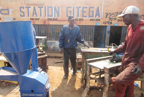 Le bricoleur de Gitega dans son atelier ©Iwacu 