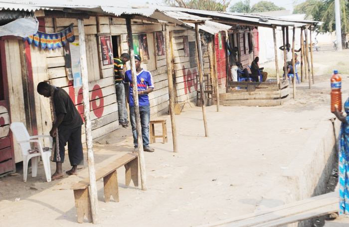 Les activités de commerce de grillade de Mukeke près du parking de Rumonge sont suspendues par l'administration à cause de l'épidemie de choléra qui sévit à Rumonge, les clients et ceux qui exercent ce travail sont mécontents ©Iwacu