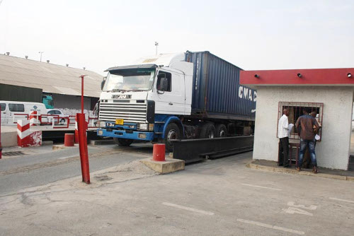 Un camion passe sur un pont bascule au port de Bujumbura ©Iwacu