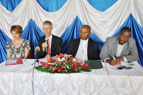 Carine Debrabandère, représentante de la Deutsche Welle Akademia, Achim Johannsen, chef de la coopération à l’ambassade de la République Fédérale d’Allemagne, Père Guillaume Bonja Ndayishimiye sj, recteur du Lycée du Saint-Esprit et le directeur de l’enseignement en commune Gihosha  ©Iwacu