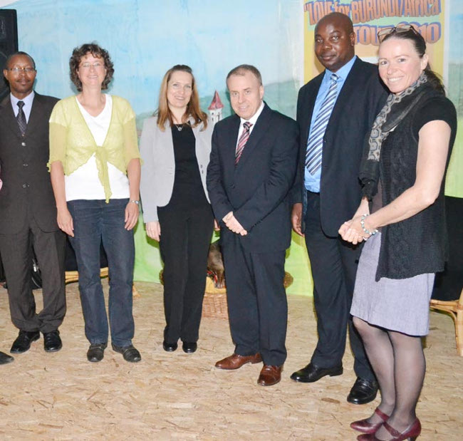 Boniface Manirambona, Secrétaire du parti FNL, section Benelux, Madame Heike Hauk, Ir Henrieta Stickelmayer, Directrice de la société R&P, Frank Stickelmayer, député régional, Aimé Magera et Brigitte Santos, Directrice de l’académie des forêts noires ©Iwacu