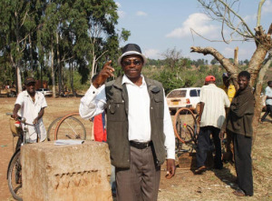 Dionise Rukobe, à côté du poteau 34 qui sert de démarcation de la frontière burundo-tanzanienne ©Iwacu