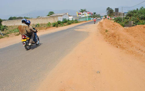 La RN4 en train d’être élargie par la Safkoko ©Iwacu  