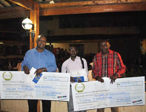 Les trois journalistes d'Iwacu avec leurs certificats ©Iwacu