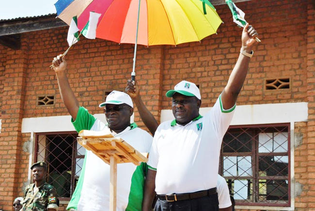 Dimanche, 14 septembre à Rushubi, au chef-lieu de la commune Isare et de la province Bujumbura, Mr Ndayizeye et Dr Minani fiers de se retrouver ©Iwacu 