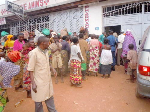 Une foule des demandeurs d’aumônes devant une pharmacie de la ville de Gitega ©Iwacu