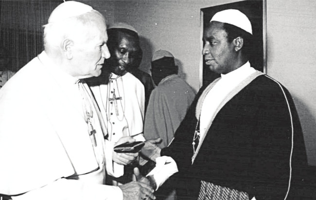 Échange de cadeaux entre Sa Sainteté le Pape Jean-Paul II et El Hadj Hassan Rukara, Représentant légal de la Comibu, lors de sa visite au Burundi en 1990 ©dr