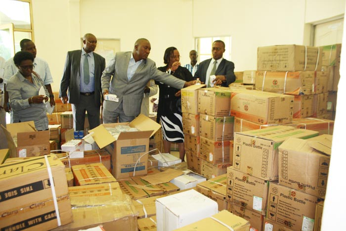 Le commissaire Général Liévin Bucumi expose les médicaments saisis aux ministres Sabine Ntakarutima et Ernest Mberamiheto ©Iwacu