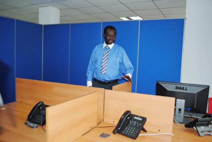 Jean Mvuyekure : « Ce centre d’appels vient avec une grande valeur ajoutée pour favoriser la communication avec les contribuables.» ©Iwacu