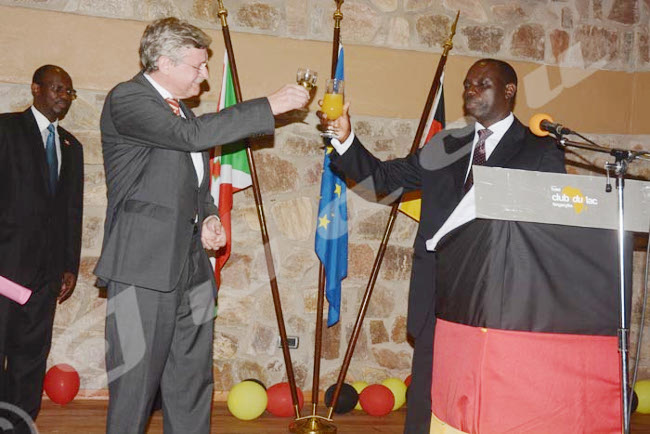 L'ambassadeur de l'Allemagne au Burundi porte un toast avec l'ambassadeur Salvator Ntacobamaze