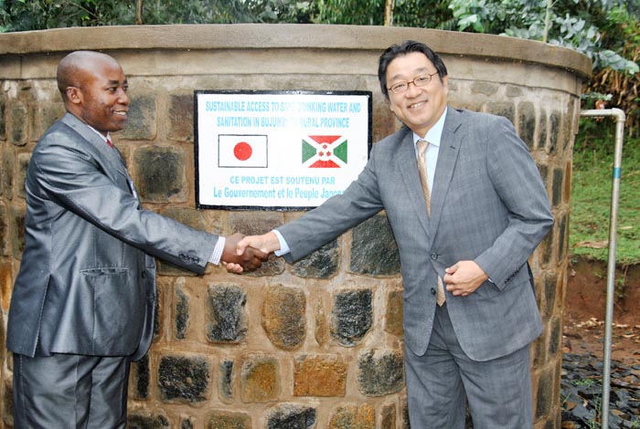Ambassadeur du Japon avec l'Assistant du Ministre de l'Energie et des Mines ©Iwacu