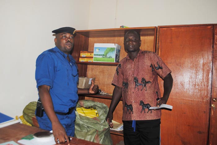 Le chef de poste Rumonge et le procureur de la République à Bururi exhibent fièrement les marchandises saisies et confisquées ©Iwacu