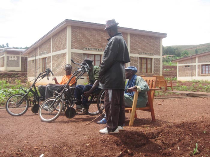 Les ex-combattants handicapés devant leurs maisons à Zege ©Iwacu